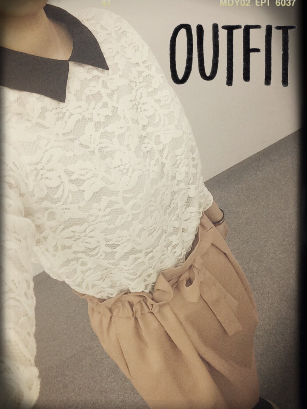 ホワイト系のシャツ/ブラウス、ブラウン系のスカート、ブルー系のチェスターコートを着用したレディースの冬コーディネートの1枚目の写真