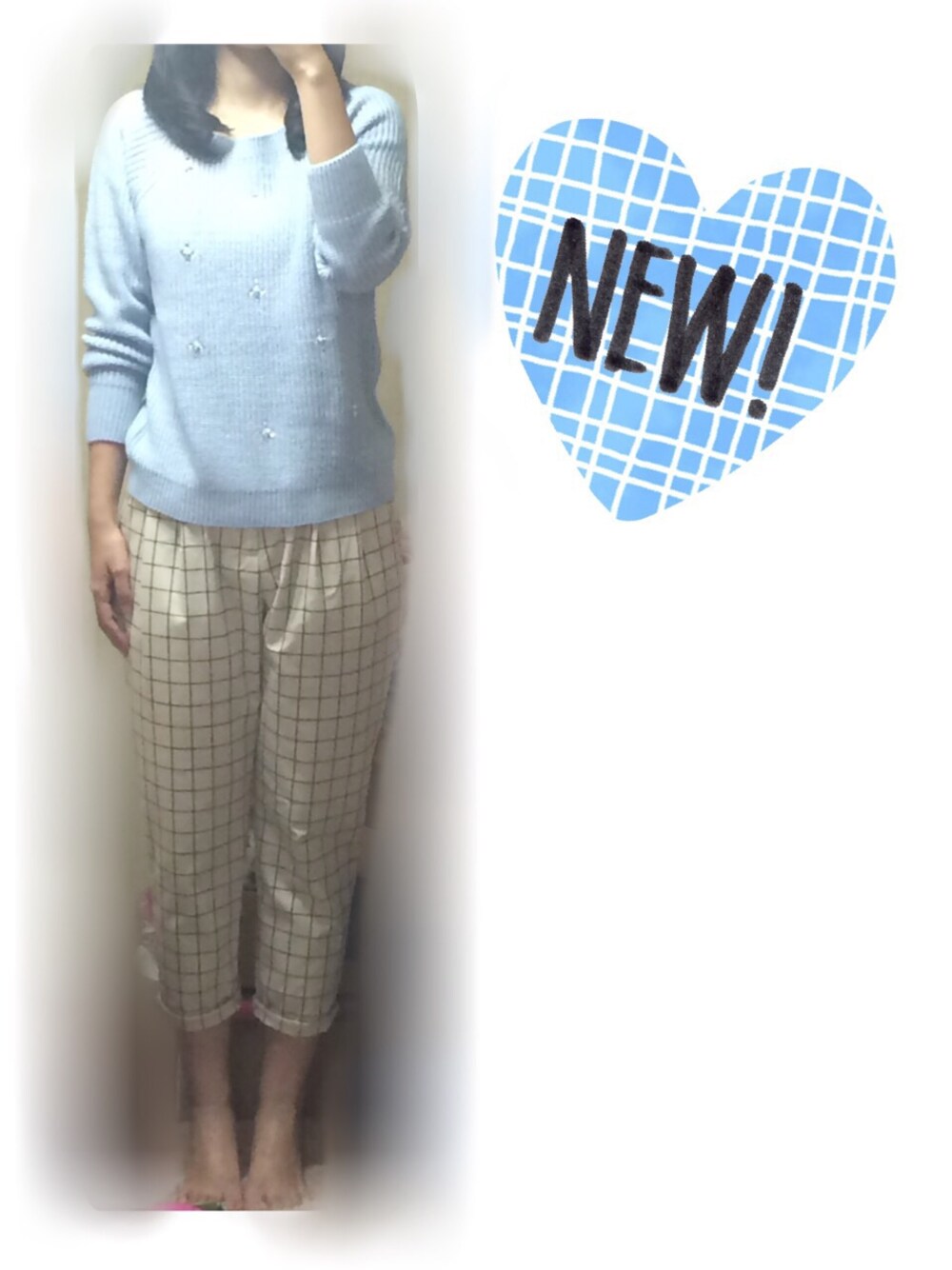 ブルー系のニット/セーター、ホワイト系のパンツを着用したレディースの冬コーディネートの1枚目の写真