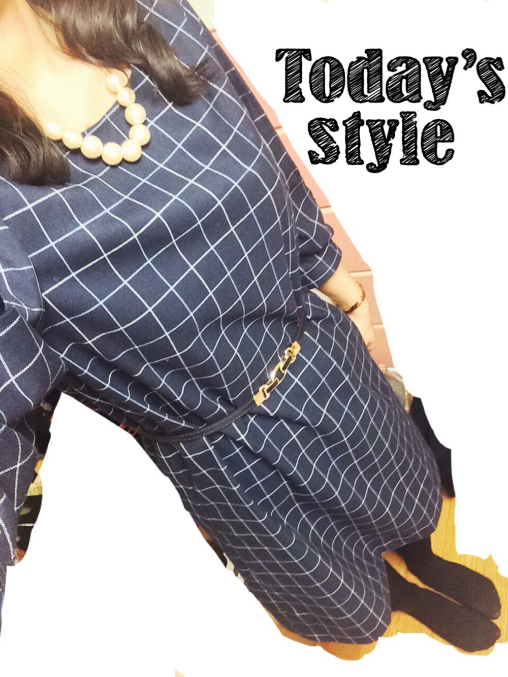 ブルー系のワンピース、グレー系のパンプス、ブルー系のその他を着用したレディースの冬コーディネートの1枚目の写真