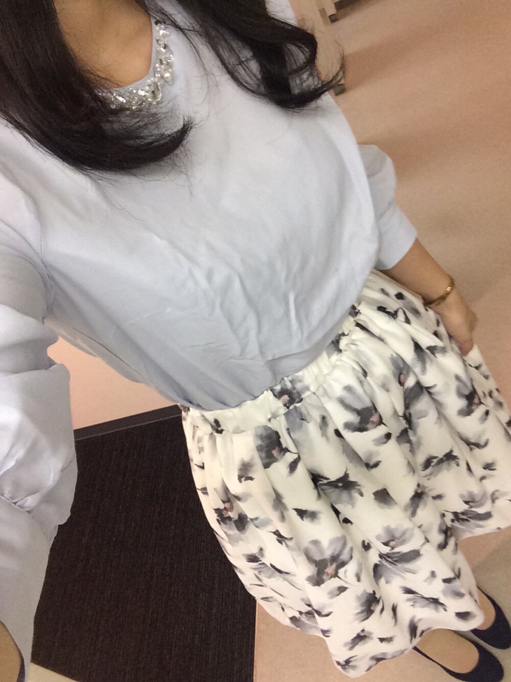 ホワイト系のスカート、ブルー系のシャツ/ブラウス、ブルー系のパンプスを着用したレディースの春コーディネートの1枚目の写真