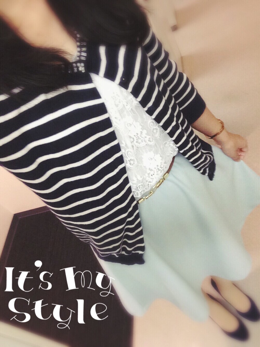 ブルー系のカーディガン/ボレロ、ホワイト系のシャツ/ブラウス、ブルー系のパンプスを着用したレディースの春コーディネートの1枚目の写真