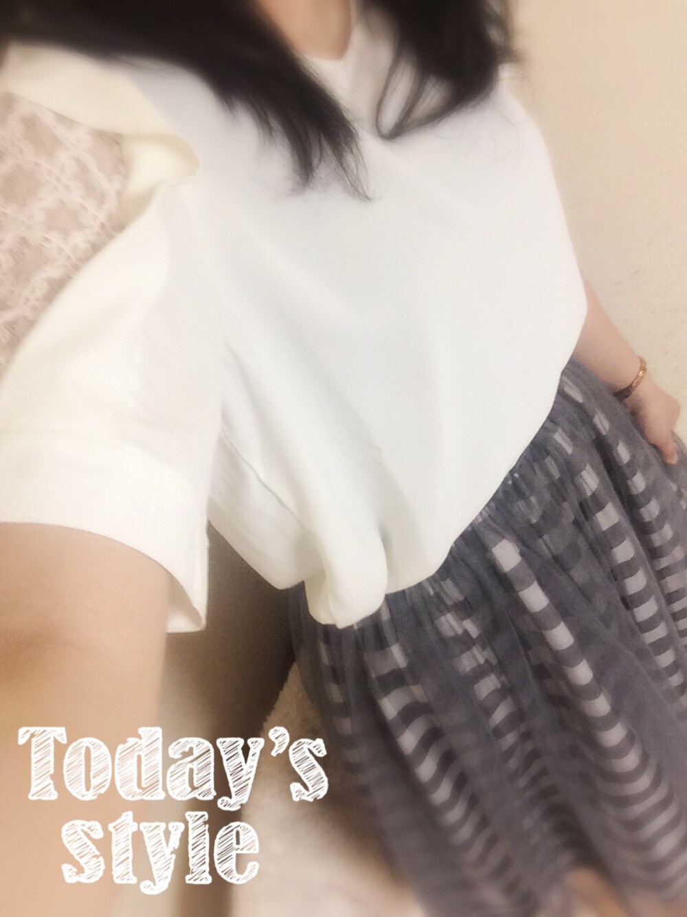 ホワイト系のシャツ/ブラウス、ホワイト系のスカートを着用したレディースの春コーディネートの1枚目の写真