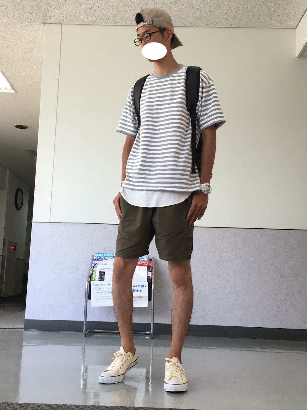 ベージュ系のスニーカー、グリーン系のカーゴパンツ、ホワイト系のタンクトップを着用したメンズの夏コーディネートの1枚目の写真