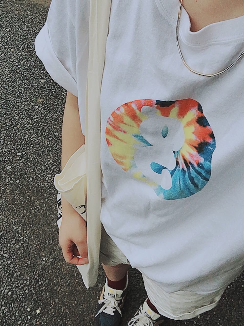 「古着、パンツスタイル、全身ホワイト、ホワイトコーデ、GOODENOUGH、大きめTシャツ、ニューバランス、半袖短パン、まだまだ夏コーデ、白」｜「GOODENOUGHのFCG TEE（Tシャツ/カットソー、ホワイト系）」を使った、( ｱ   ｵ  ｲ  ∩'-'⊂ )さん（レディース・155cm）の秋コーディネートの1枚目の写真
