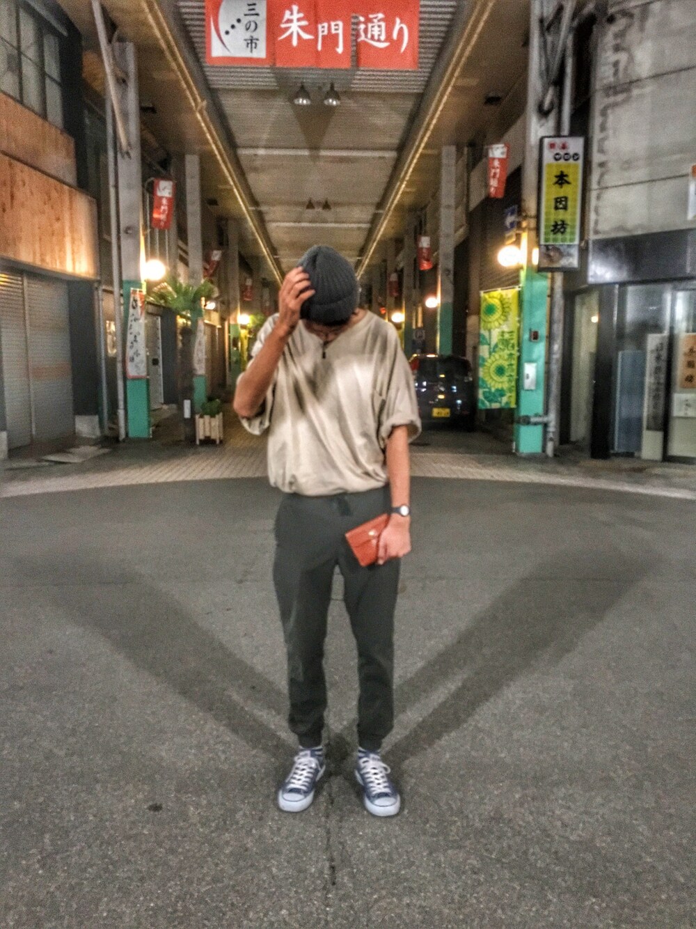 ブルー系のスニーカー、グリーン系のパンツ、ベージュ系のTシャツ/カットソーを着用したメンズの夏コーディネートの1枚目の写真