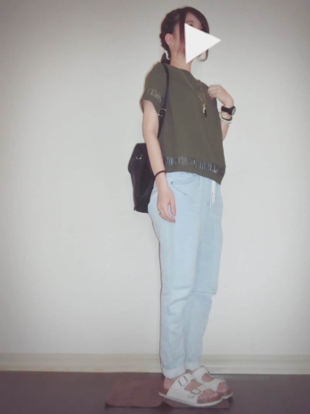 ブラック系のバックパック/リュック、ブラック系のアナログ腕時計、ブラウン系のその他を着用したレディースの夏コーディネートの1枚目の写真