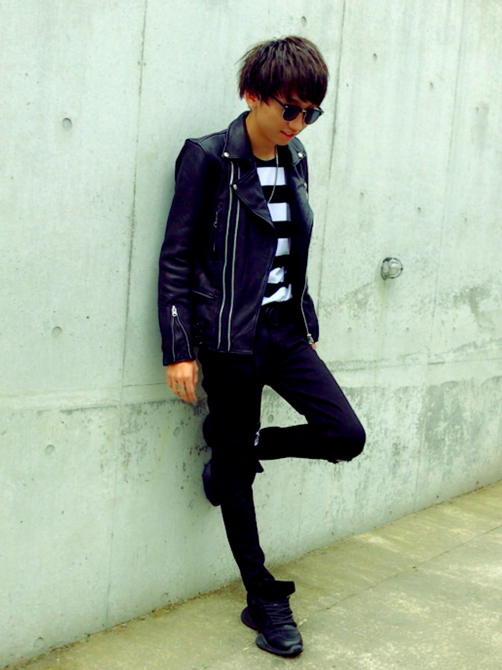 「ライダース、黒、シンプルコーデ、モード、スニーカー、ダメージデニムパンツ、大人カジュアル、Y-3、RICK OWENS、アディダス」｜「ROYAL FLASHのROYAL FLASH/ロイヤル フラッシュ/レザーダブルライダース（ライダースジャケット、ブラック系）」を使った、ZKさん（メンズ・171cm）の秋コーディネートの1枚目の写真