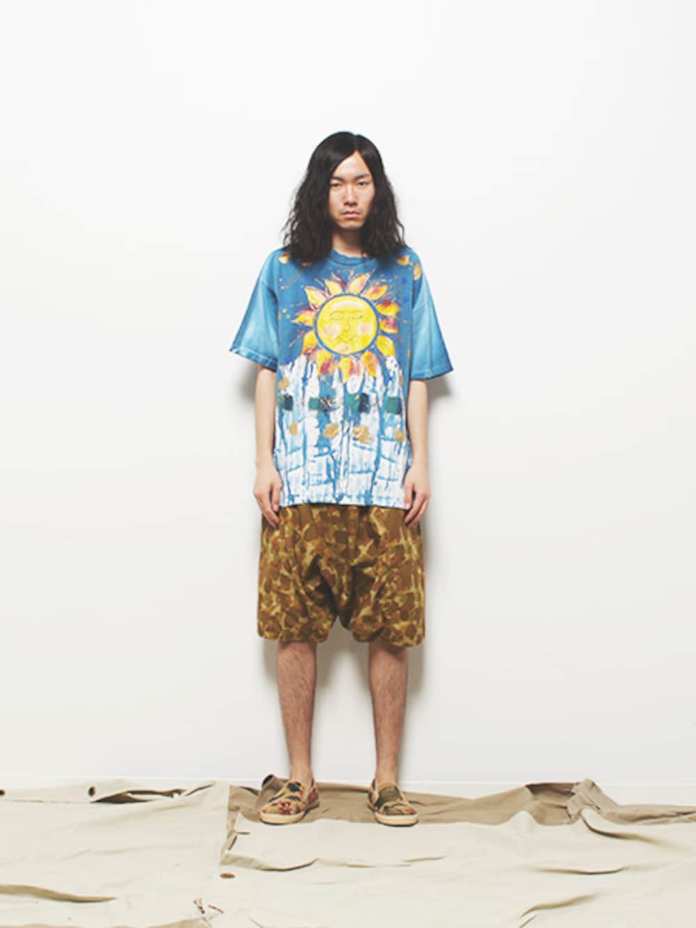 ブルー系のトップス、その他のパンツを着用したメンズの夏コーディネートの1枚目の写真