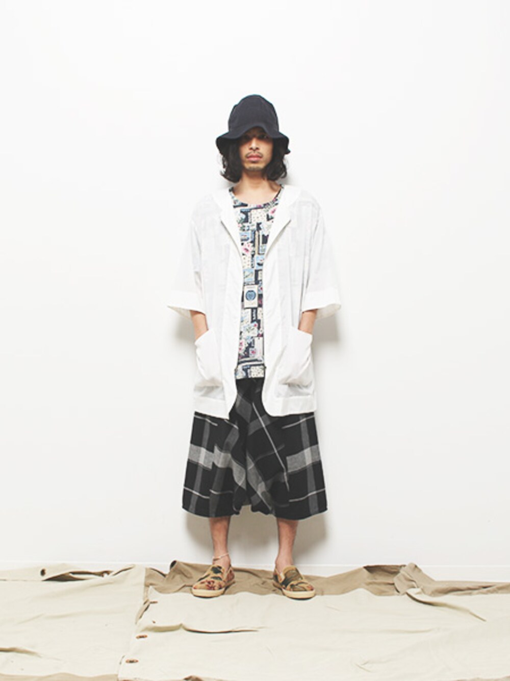 ホワイト系のトップス、その他のパンツ、ブルー系のファッション雑貨を着用したメンズの夏コーディネートの1枚目の写真