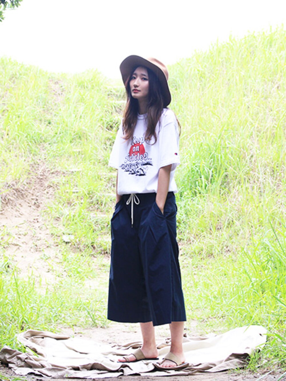 「ビッグシルエット、ワイドパンツ、メンズライク、サンダル、ガウチョパンツ、メンズサイズ、メンズアイテム、ロングブリムハット、ブルーランチ、Blue Ranch」｜「SASQUATCHfabrix.のKeep On Article 9... TEE（トップス、ホワイト系）」を使った、BlueRanchさん（レディース・163cm）の夏コーディネートの1枚目の写真