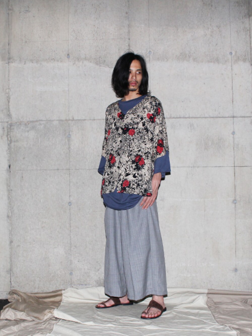 その他のトップス、ブルー系のトップス、グレー系のパンツを着用したメンズの夏コーディネートの1枚目の写真