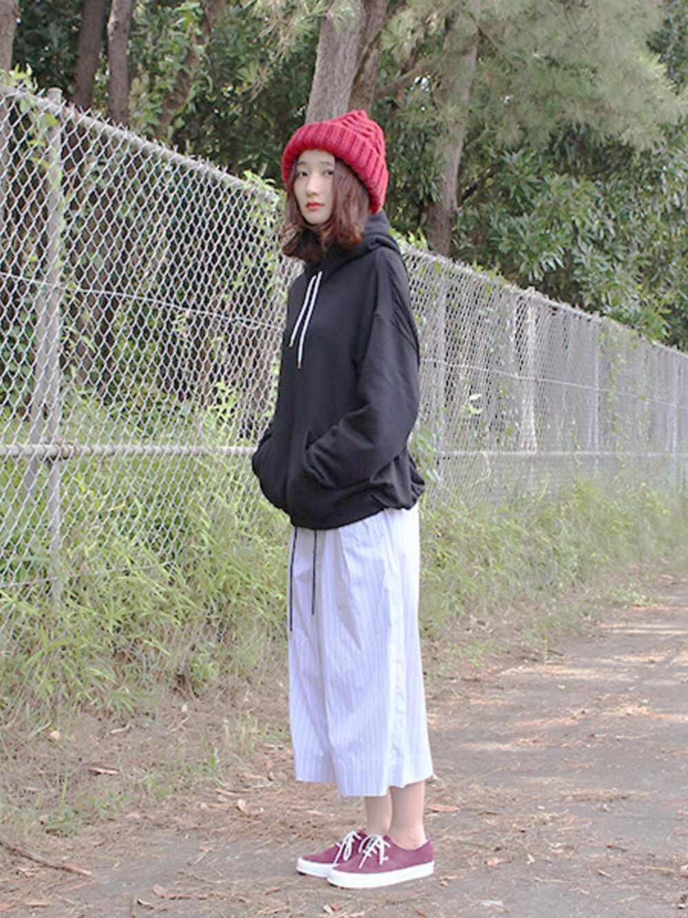「スニーカー、パーカー、ニットキャップ、ワイドパンツ、メンズライク、ガウチョパンツ、メンズサイズ、メンズアイテム、ブルーランチ、Blue Ranch」｜「SASQUATCHfabrix.のDrape Sweat Parka（トップス、ブラック系）」を使った、BlueRanchさん（レディース・163cm）の秋コーディネートの1枚目の写真
