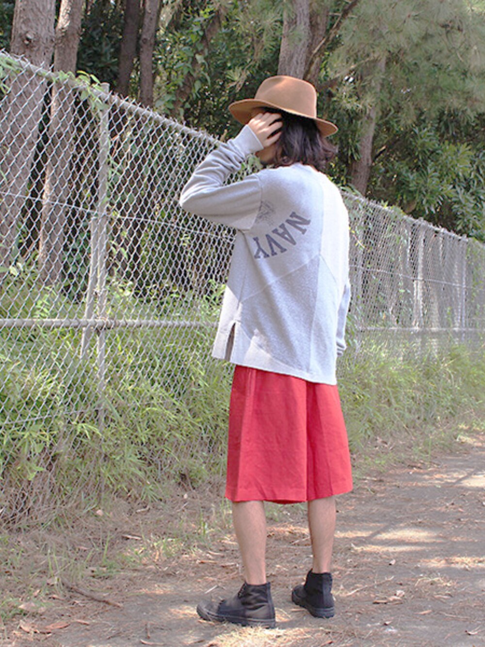 その他のトップス、レッド系のパンツ、ブラック系のファッション雑貨を着用したメンズの秋コーディネートの1枚目の写真