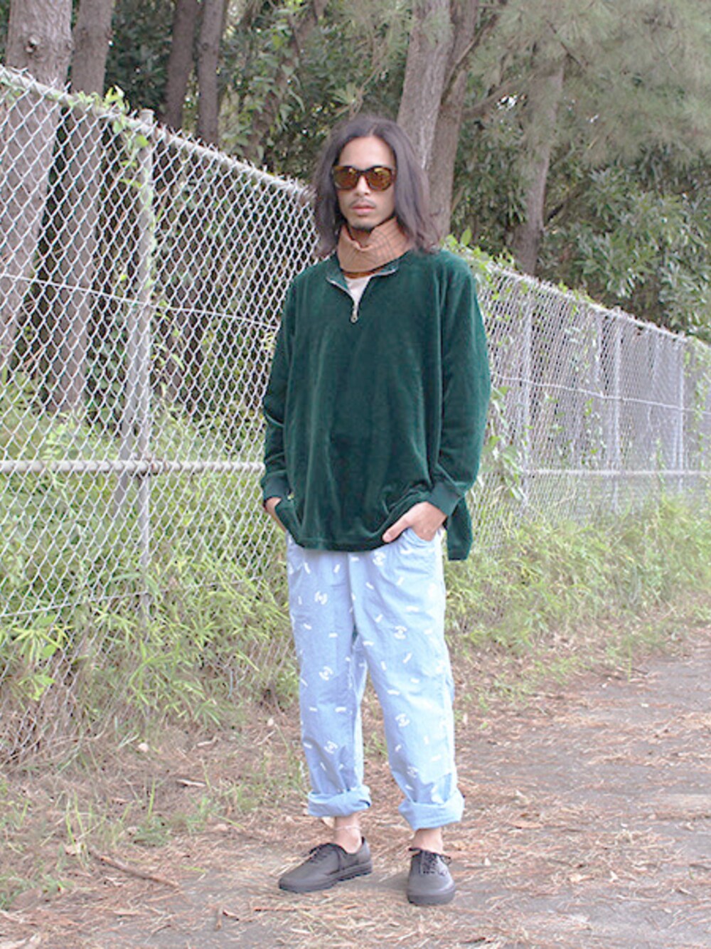 その他のトップス、その他のトップス、ブルー系のパンツを着用したメンズの秋コーディネートの1枚目の写真