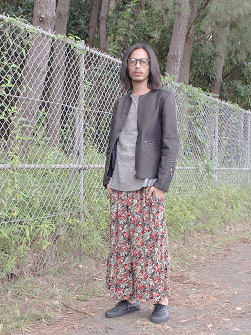 ブラック系のジャケット/アウター、その他のパンツ、ブラック系のファッション雑貨を着用したメンズの秋コーディネートの1枚目の写真