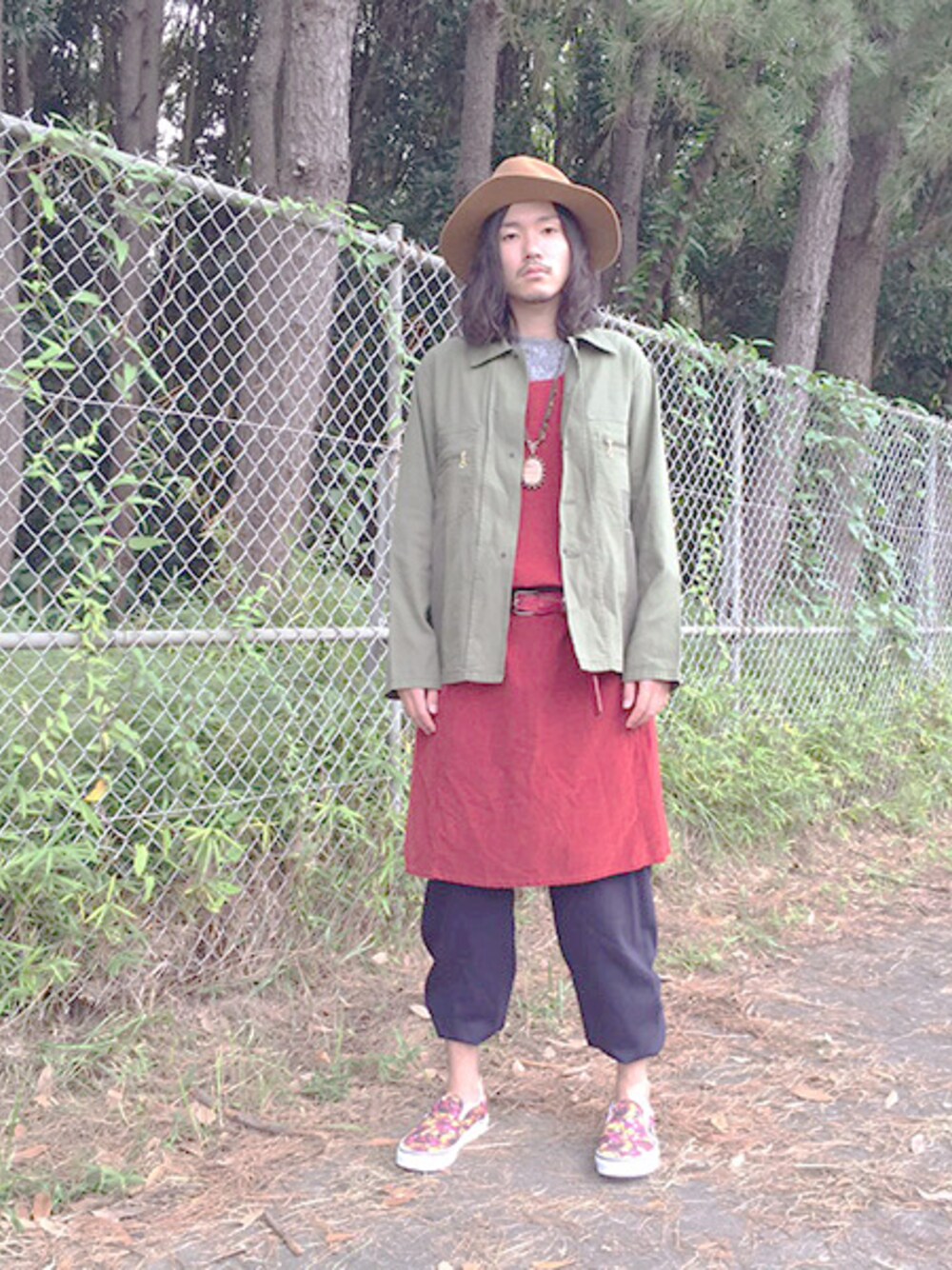 グリーン系のジャケット/アウター、レッド系のトップス、グリーン系のパンツを着用したメンズの秋コーディネートの1枚目の写真