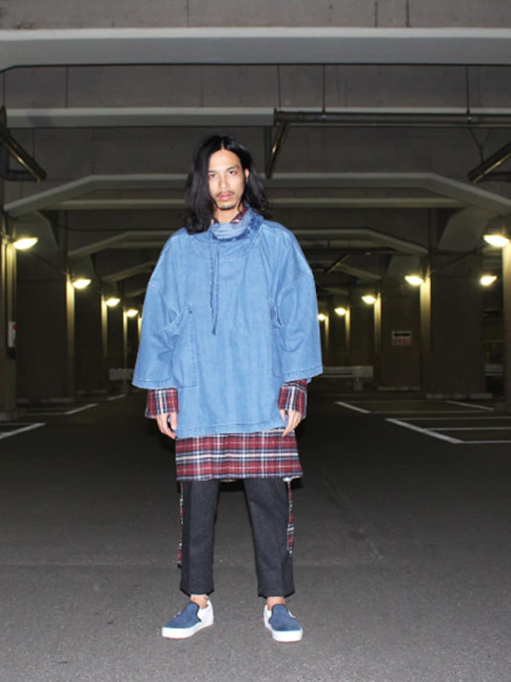 「ビッグシルエット、柄パンツ、デニムジャケット、秋のコーデ、ガウン、レイヤードスタイル、スリッポン、秋服、ブルーランチ、Blue Ranch」｜「69のSnood Shirts（ジャケット/アウター、ブルー系）」を使った、BlueRanchさん（メンズ・173cm）の秋コーディネートの1枚目の写真