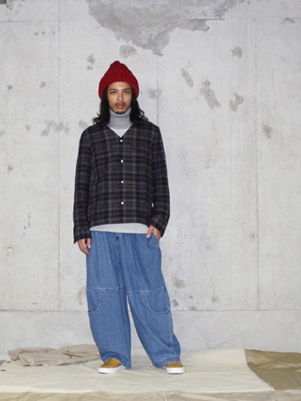 グレー系のトップス、グレー系のトップス、ブルー系のパンツを着用したメンズの秋コーディネートの1枚目の写真