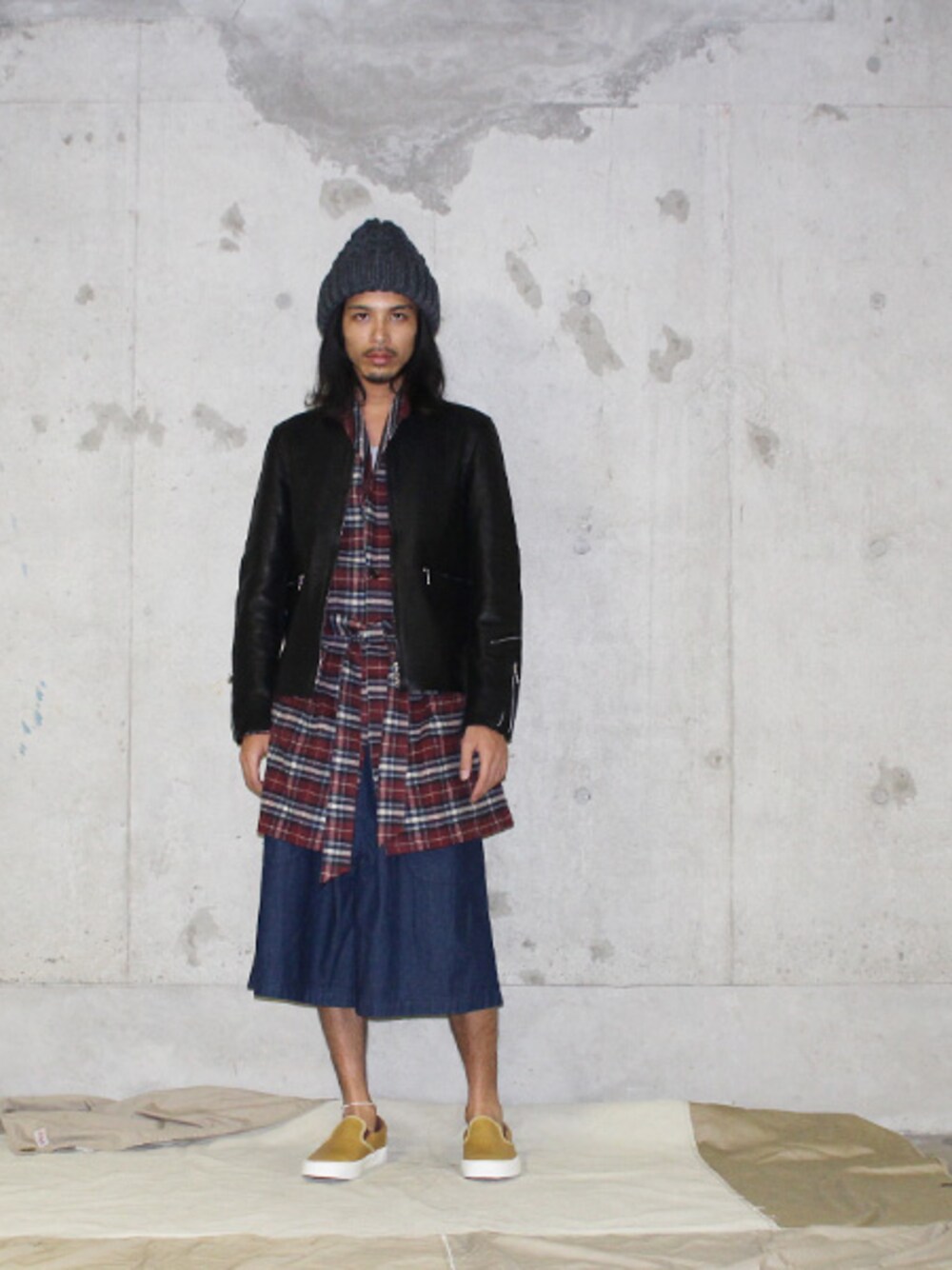 ブラック系のジャケット/アウター、レッド系のジャケット/アウター、ブルー系のパンツを着用したメンズの秋コーディネートの1枚目の写真