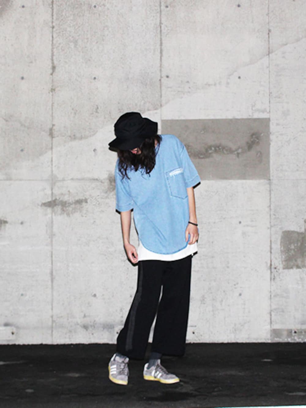 その他のトップス、ブラック系のパンツ、その他のトップスを着用したメンズの春コーディネートの1枚目の写真