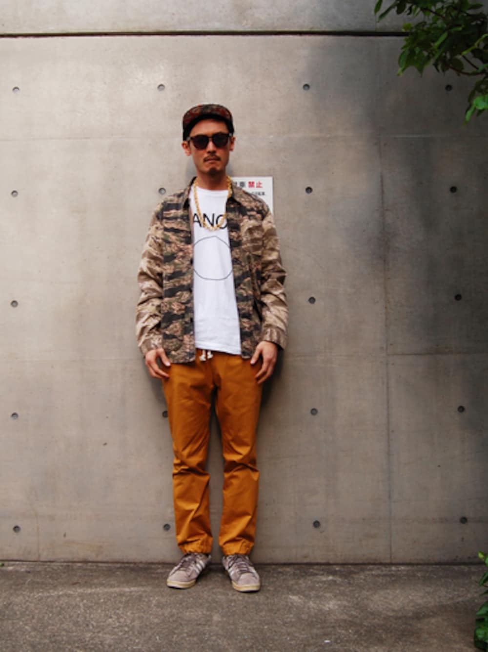 カバーオール、Tシャツ/カットソー、その他パンツを着用したメンズの夏コーディネートの1枚目の写真