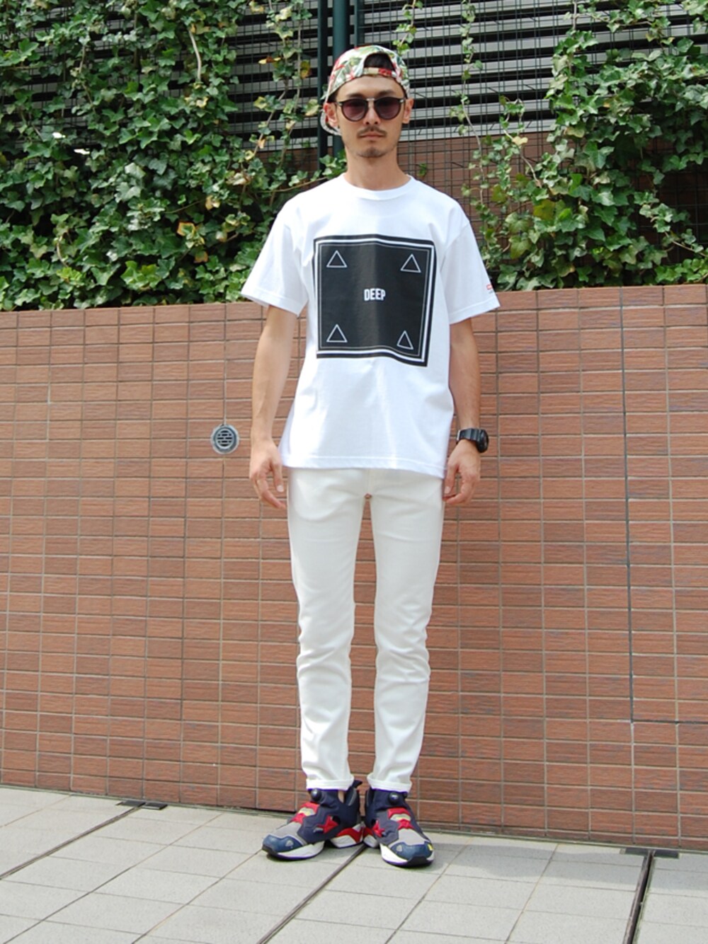 デニムパンツ、ホワイト系のTシャツ/カットソーを着用したメンズの夏コーディネートの1枚目の写真