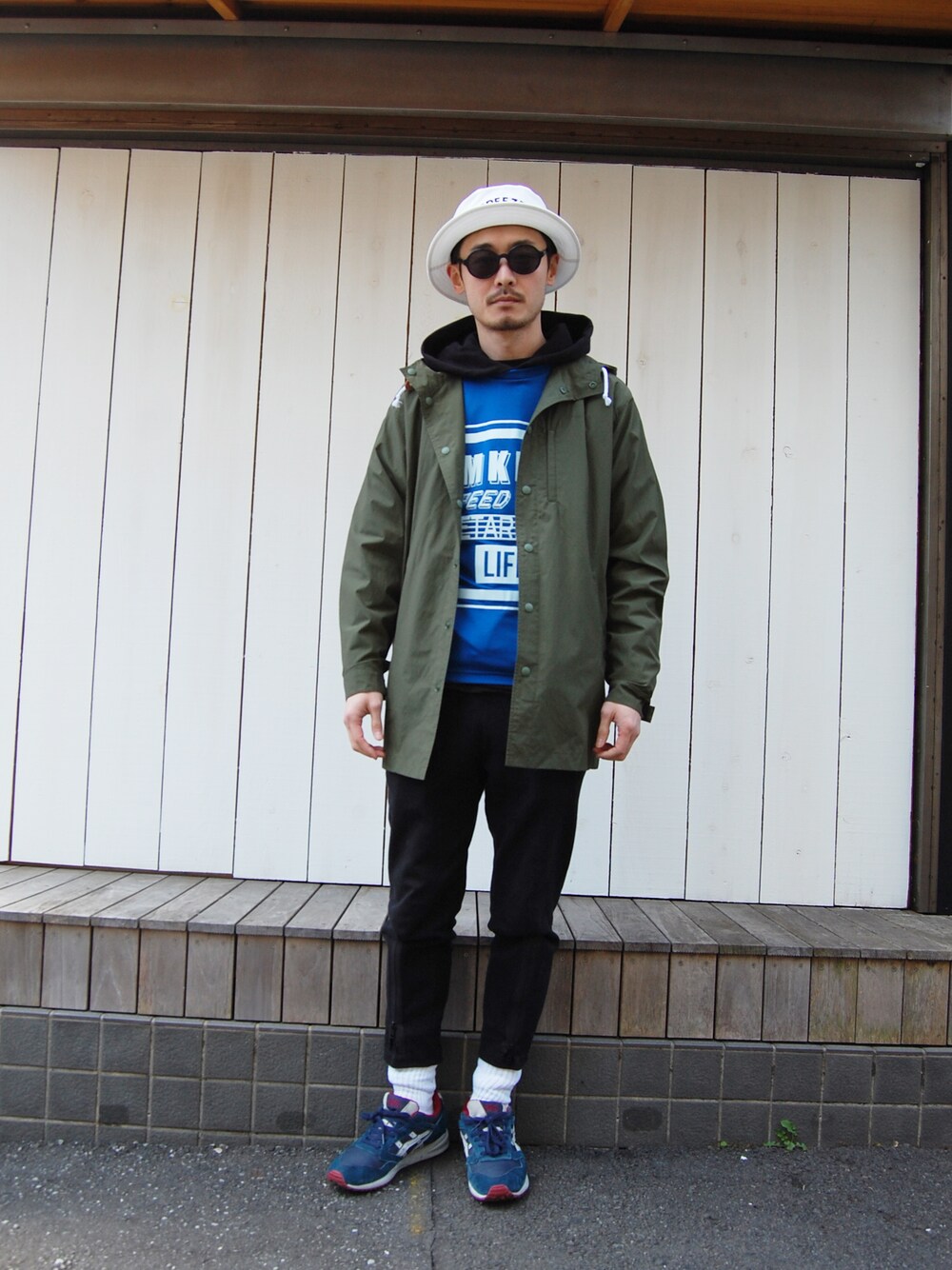 グリーン系のマウンテンパーカー、ホワイト系のTシャツ/カットソー、グレー系のスウェットを着用したメンズの春コーディネートの1枚目の写真