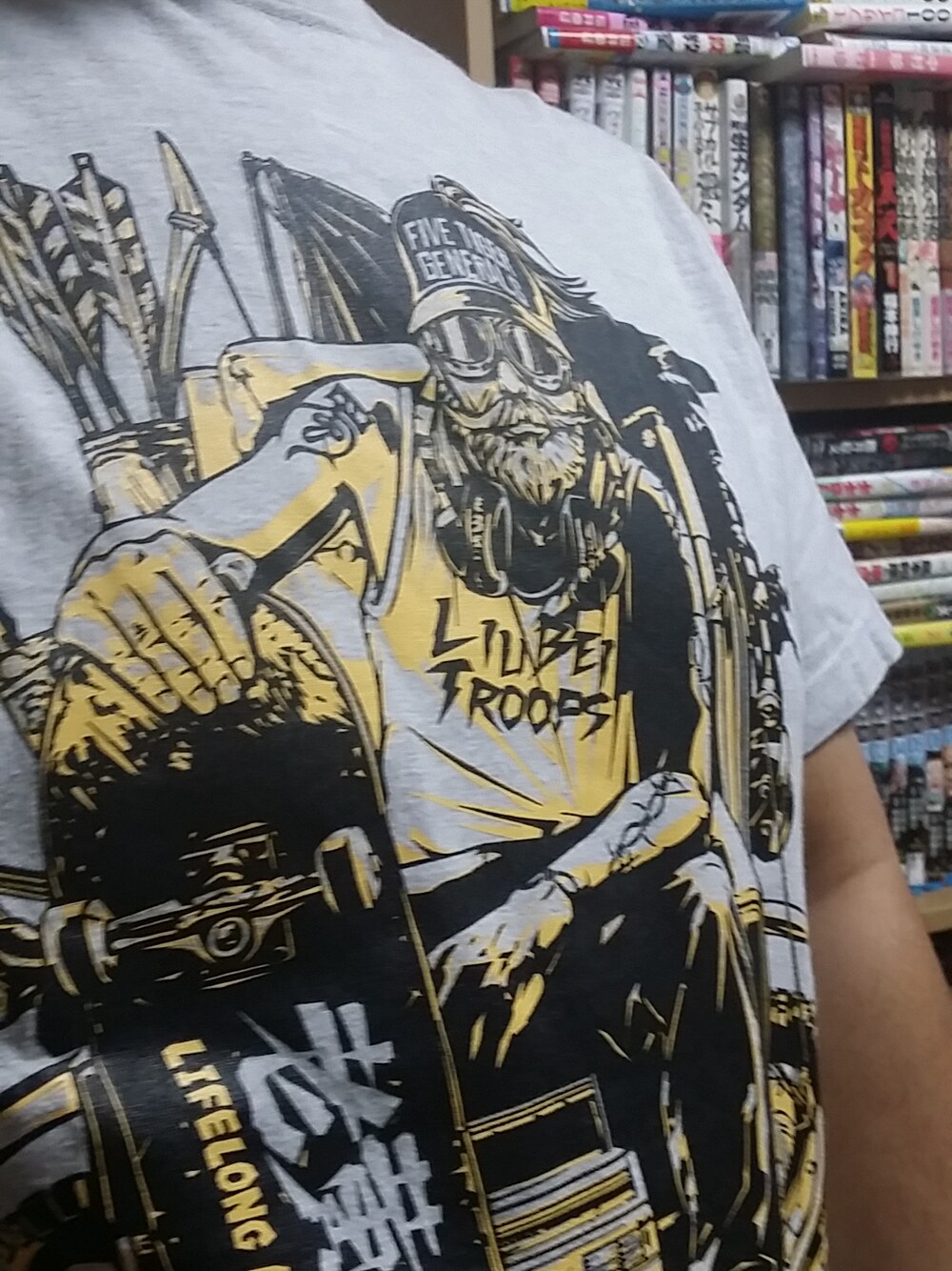 グレー系のTシャツ/カットソー、ブラック系の音楽/本・雑誌を着用したメンズの冬コーディネートの1枚目の写真