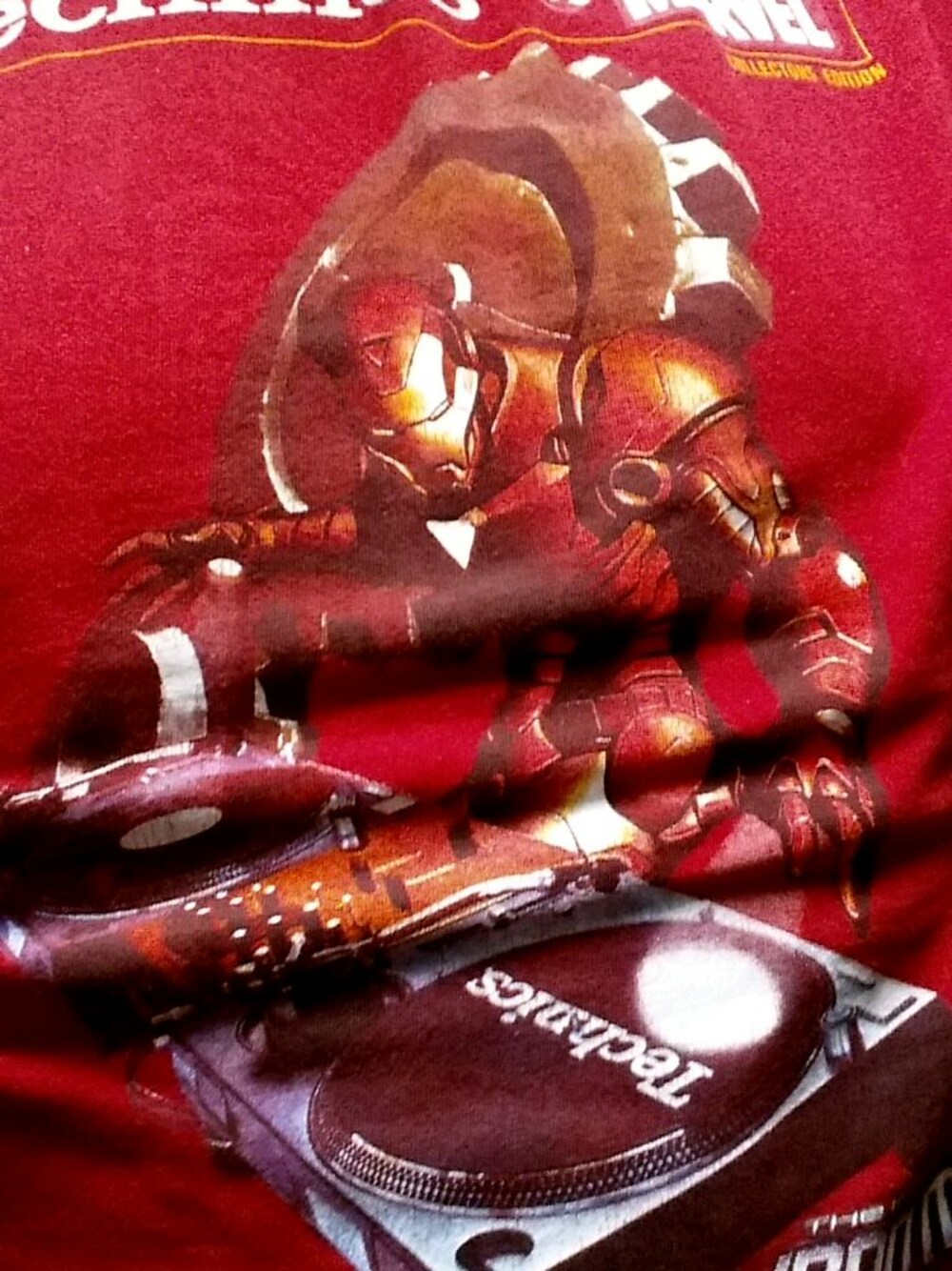 レッド系のTシャツ/カットソーを着用したメンズの冬コーディネートの1枚目の写真