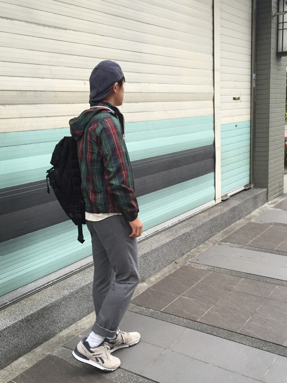 「warm、nanouniverse、reebok、classic」｜「And Aのアイテム（その他パンツ、グレー系）」を使った、謝靖得さん（メンズ・177cm）の冬コーディネートの1枚目の写真