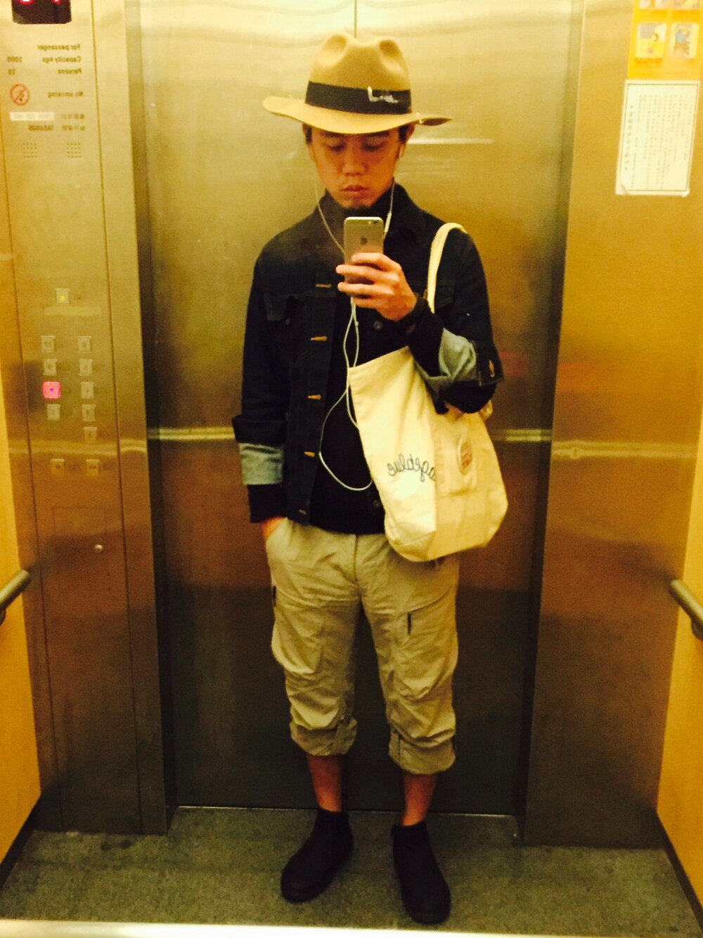 「GLOBAL WORK、armaniexchange、CA4LA」｜「ARMANI EXCHANGEのアイテム（その他パンツ、グレー系）」を使った、謝靖得さん（メンズ・177cm）の冬コーディネートの1枚目の写真