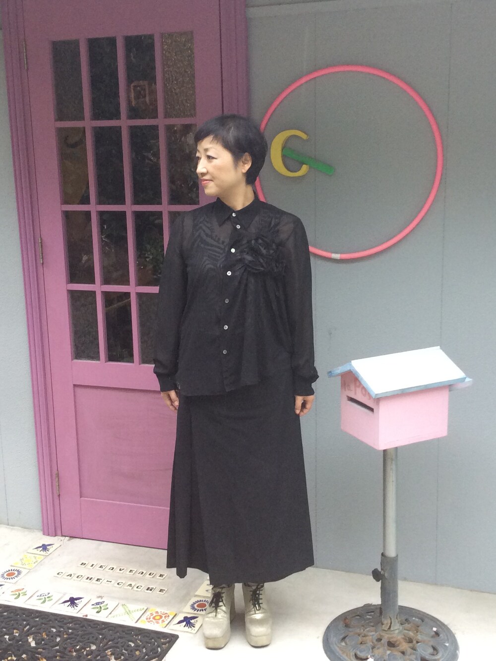 「COMME des GARCONS、junya watanabe、tricot COMME des GARCONS、black、monotone、プリーツスカート」｜「COMME des GARCONSのブラウス comme des garçons 
スカート comme des garçons tricot
インナー JUNYA WATANABE 
ソックス luvra magic
シューズ comme des garçons （シャツ/ブラウス、ブラック系）」を使った、mari_cache2さん（レディース・163cm）の秋コーディネートの1枚目の写真