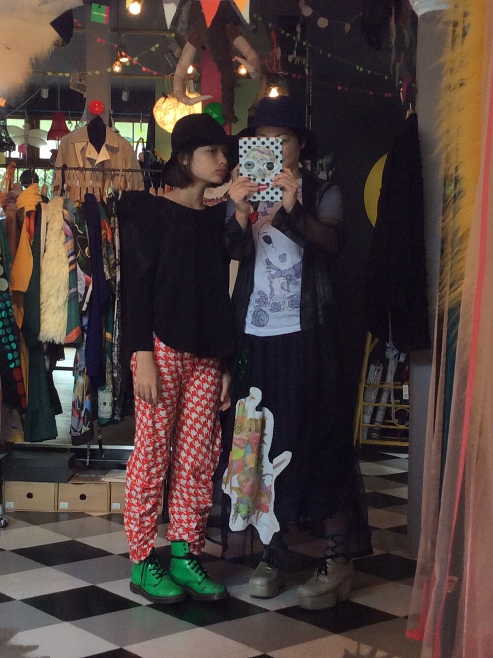 「bodebo、フェルトハット、houndtooth、check、Dr.Martens、Jenny fax、NOZOMI ISHIGURO、COMME des GARCONS、black、navy」｜「BOdeBOのパンタロン BOdeBO（その他パンツ、レッド系）」を使った、mari_cache2さん（レディース・163cm）の秋コーディネートの1枚目の写真