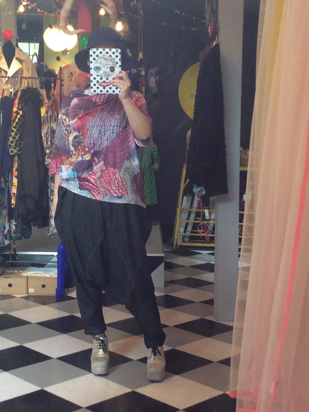 「NOZOMI ISHIGURO、denim、サルエルパンツ、アシメ、hat、フェルトハット」｜「felt hatのFelt hat（ハット、ブルー系）」を使った、mari_cache2さん（レディース・163cm）の秋コーディネートの1枚目の写真