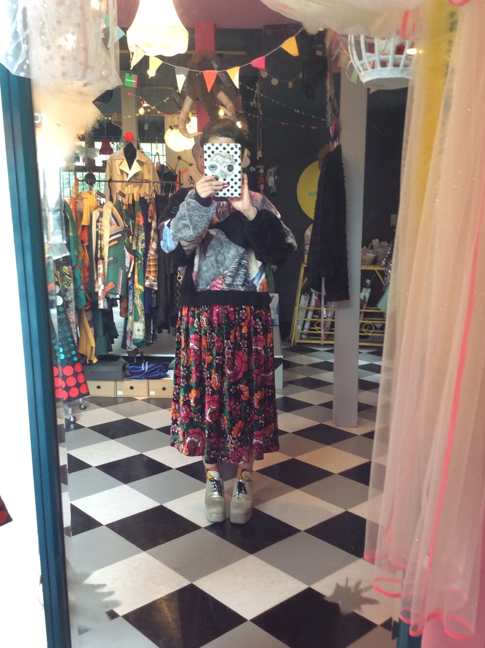 「NOZOMI ISHIGURO、COMME des GARCONS、あちゃちゅむ、花柄、ファー、パッチワーク、ベロア、disney」｜「NOZOMI ISHIGUROのスウェット NOZOMI ISHIGURO （スウェット、ブラック系）」を使った、mari_cache2さん（レディース・163cm）の秋コーディネートの1枚目の写真