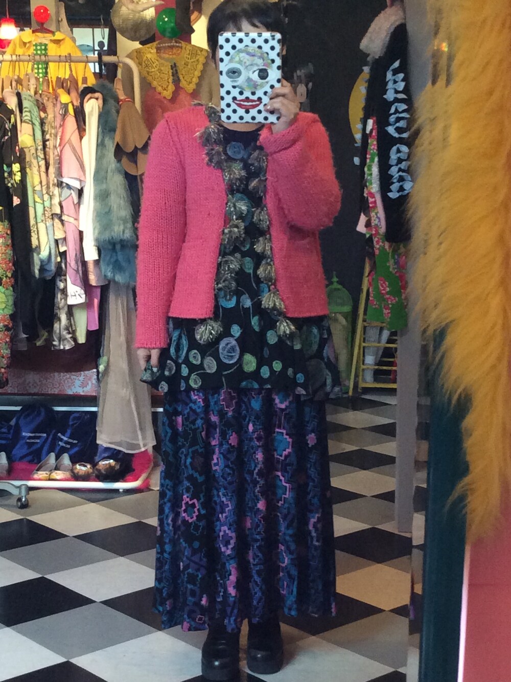 「juana de arco、manoush、サイドゴアブーツ、ニットカーディガン、ロングスカート、yohji yamamoto 、pink」｜「MANOUSHのフリンジカーディガン manoush（カーディガン/ボレロ、ピンク系）」を使った、mari_cache2さん（レディース・163cm）の冬コーディネートの1枚目の写真