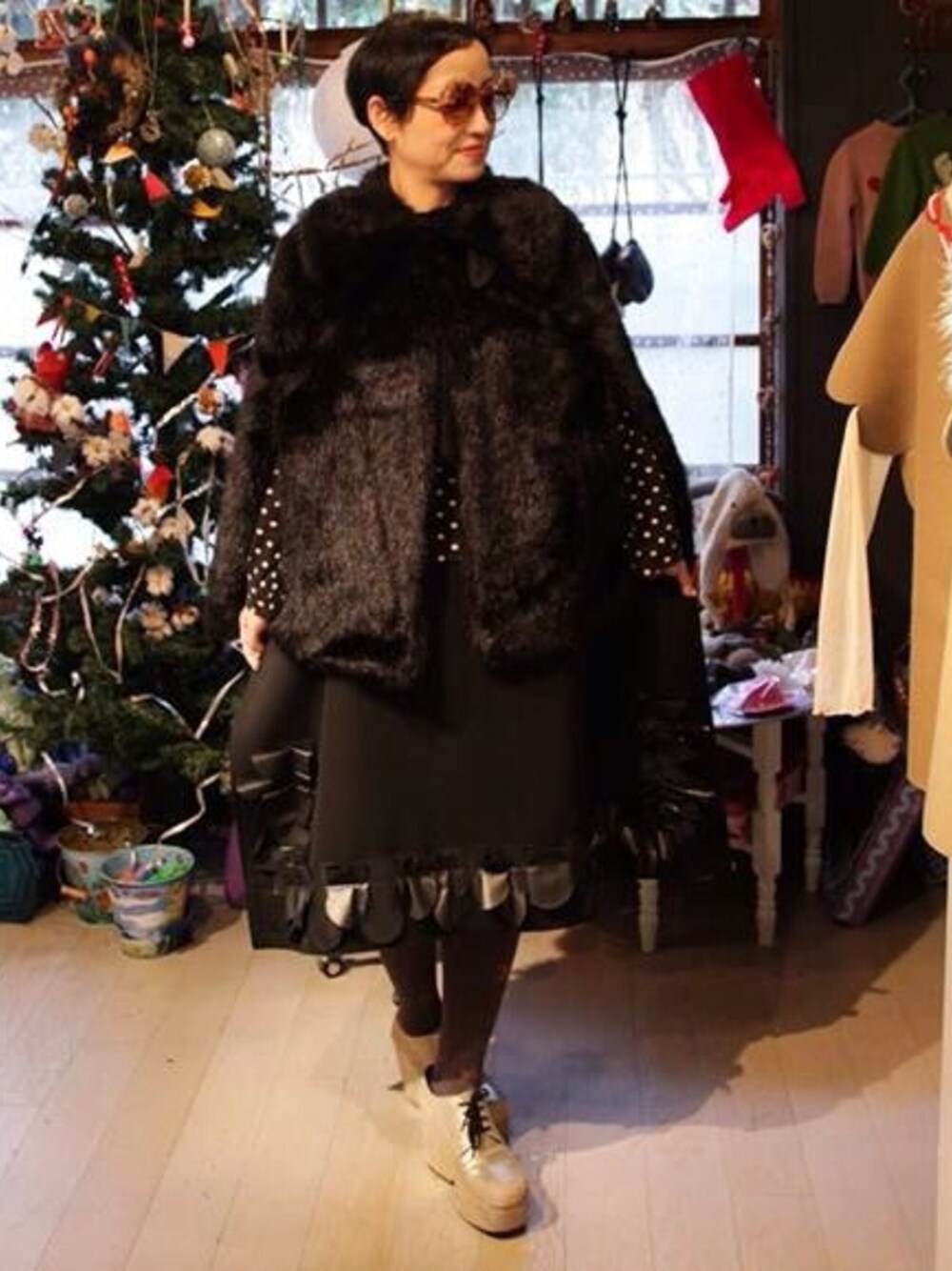 「junya watanabe、COMME des GARCONS、ファー、マント、black、MOO Piyasombatkul、サングラス」｜「JUNYA WATANABEのサングラス moo piyasombatkul（その他アウター、ブラック系）」を使った、mari_cache2さん（レディース・163cm）の冬コーディネートの1枚目の写真