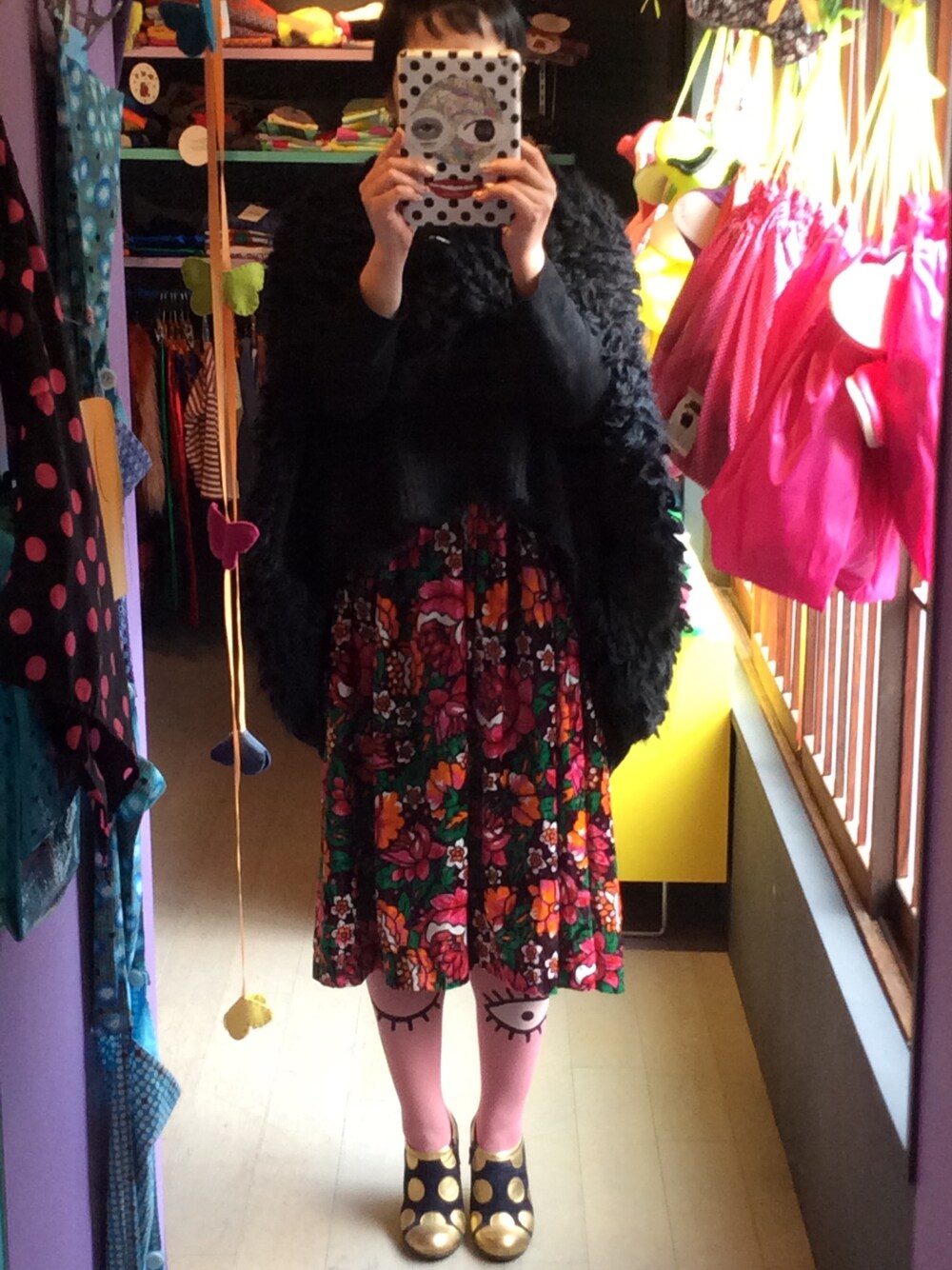 「COMME des GARCONS、junya watanabe、comme des garçons black、モケモケニット、花柄、ベロア、カラータイツ、manoush、dots、les queues de sardines」｜「JUNYA WATANABEの背中がモケモケなニットを安全ピンで形を変えて着用（ニット/セーター、ブラック系）」を使った、mari_cache2さん（レディース・163cm）の冬コーディネートの1枚目の写真