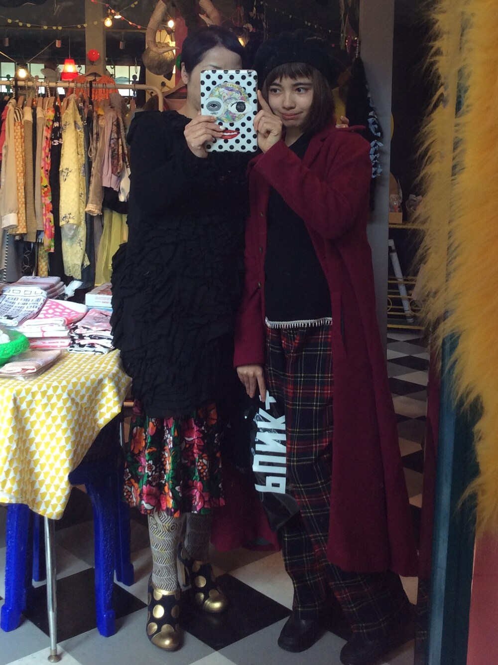 「NOZOMI ISHIGURO、junya watanabe、COMME des GARCONS、manoush、agnes b.、check、Tartan 、花柄、ベロア、母娘兼用」｜「MANOUSHの足元くら部
母 manoush/chie mihara
娘 Patrick cox 90's（ブーティ、ブルー系）」を使った、mari_cache2さん（レディース・163cm）の冬コーディネートの1枚目の写真