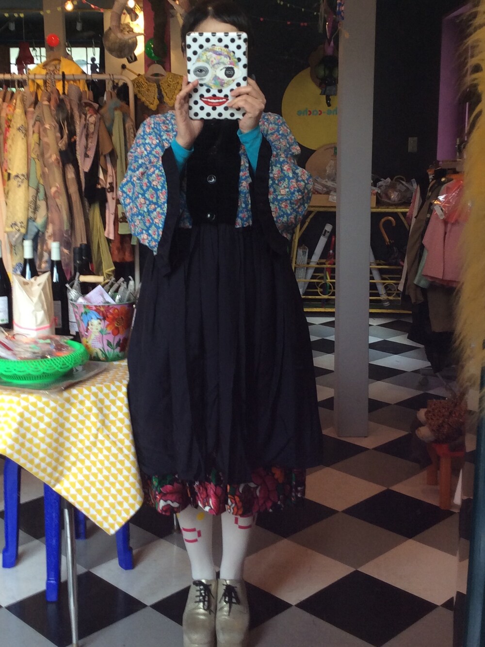 「COMME des GARCONS、les queues de sardines、花柄、ベロアスカート、フォークロア」｜「COMME des GARCONSのベルスリーブのワンピース comme des garcons
（ワンピース、ブルー系）」を使った、mari_cache2さん（レディース・163cm）の冬コーディネートの1枚目の写真