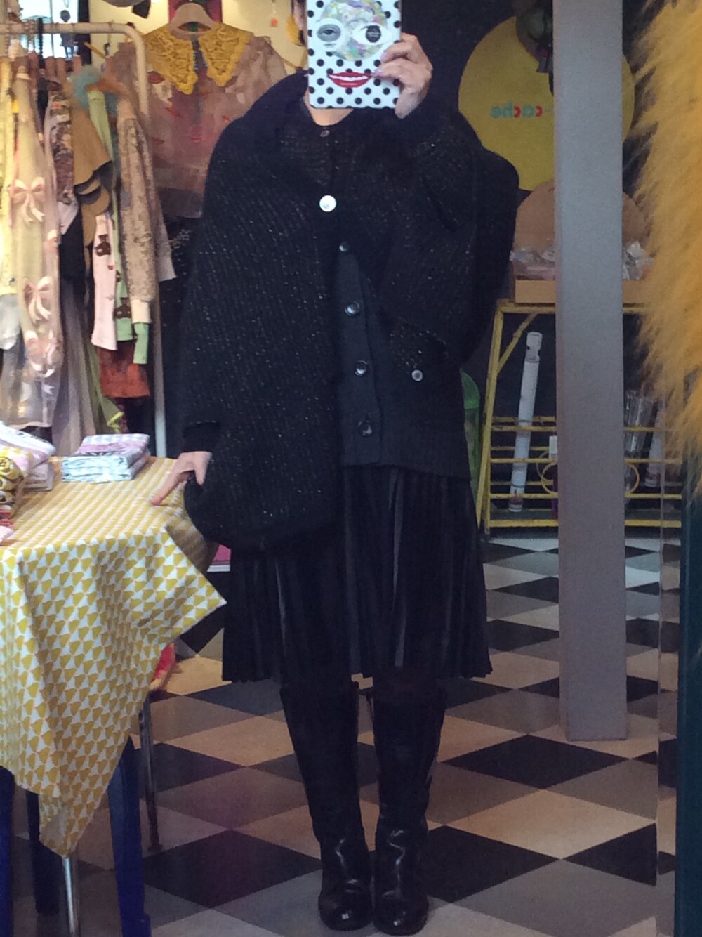 「junya watanabe、JUNYA WATANABE CDG、ALL BLACK、ブーツ、ニットカーディガン、プリーツスカート、ニットワンピース」｜「JUNYA WATANABEのブーツ JUNYA WATANABE （ブーツ、ブラック系）」を使った、mari_cache2さん（レディース・163cm）の冬コーディネートの1枚目の写真