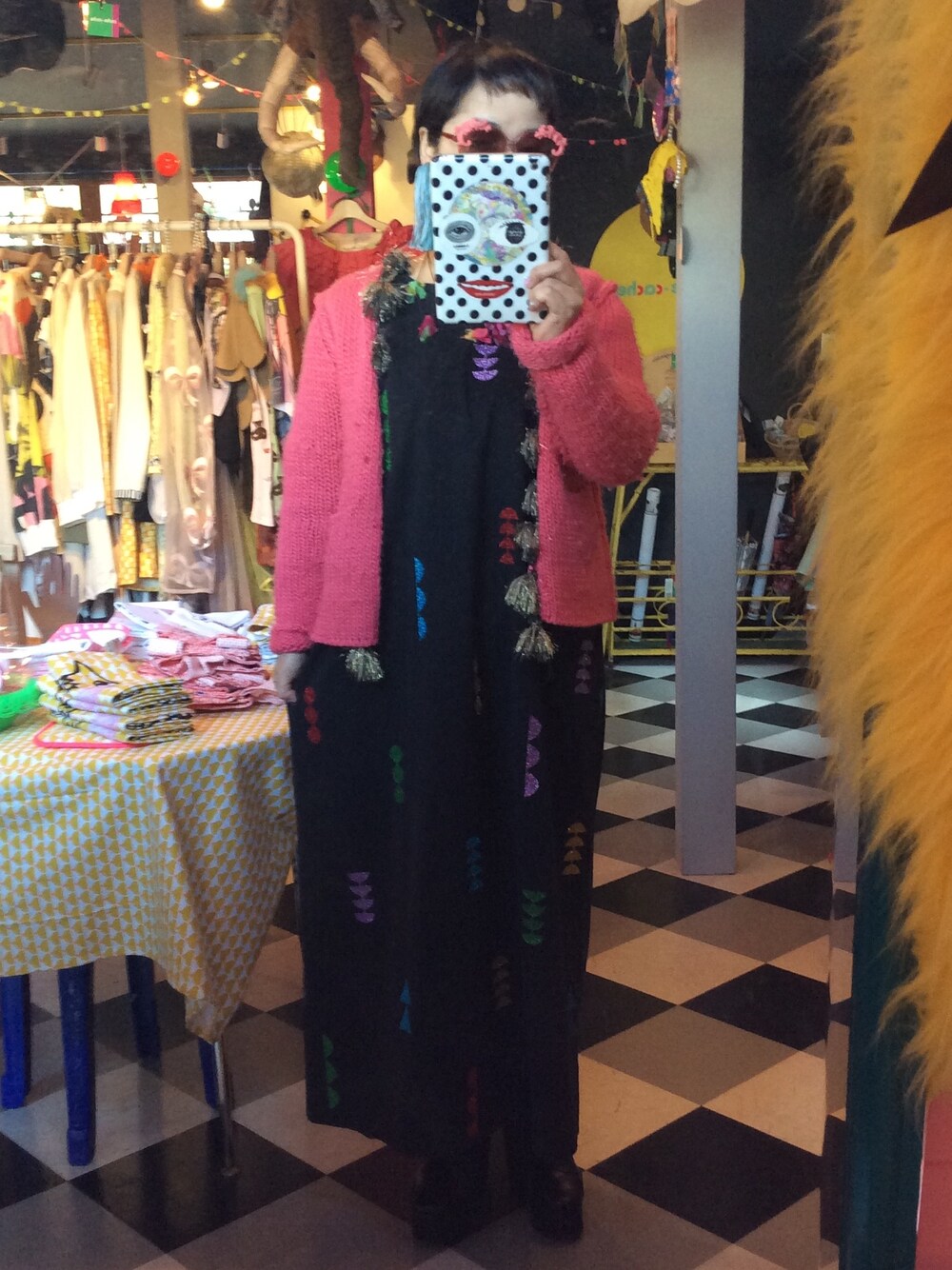 「manoush、pink、STARSTYLING、ラメ、フリンジ、マキシ丈ワンピース、einelilie、junya watanabe、noi、MOO Piyasombatkul」｜「MANOUSHのPピンクにゴールドのフリンジ
サングラス moo piyasombatkul （カーディガン/ボレロ、ピンク系）」を使った、mari_cache2さん（レディース・163cm）の冬コーディネートの1枚目の写真
