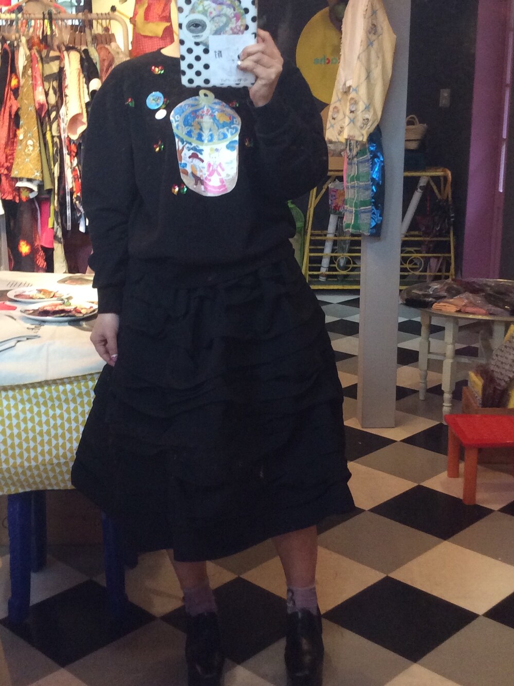 「tricot COMME des GARCONS、junya watanabe、Jenny fax、あちゃちゅむ、イラストT、缶バッチ、スパンコール、アリス、black」｜「Jenny faxのスウェット  イラストレーターりかちゃんの缶バッチ（スウェット、ブラック系）」を使った、mari_cache2さん（レディース・163cm）の春コーディネートの1枚目の写真