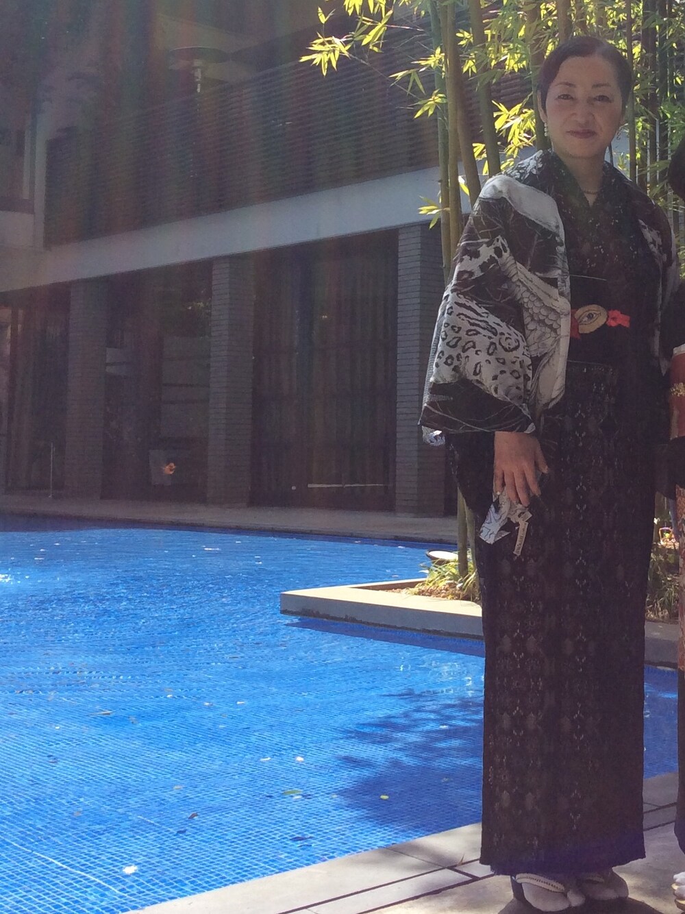 「着物、DOUBLE MAISON、黒レース、リボン帯、swash、あちゃちゅむ、結婚式、mamacaron、パールネックレス、シルクスカーフ」｜「DOUBLE MAISONの簡単に着てみた。
帯留めにma.macaronのブローチを（和装小物、ブラック系）」を使った、mari_cache2さん（レディース・163cm）の春コーディネートの1枚目の写真