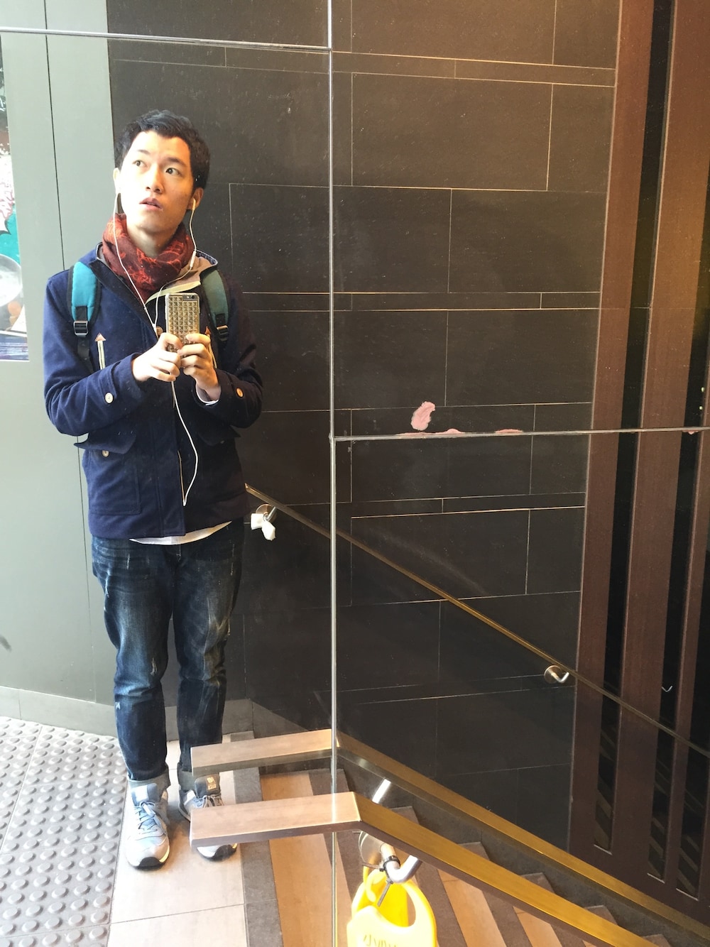 「Vivienne Westwoodのアイテム（マフラー、レッド系）」を使った、Hyper Chanさん（メンズ・178cm）の冬コーディネートの1枚目の写真