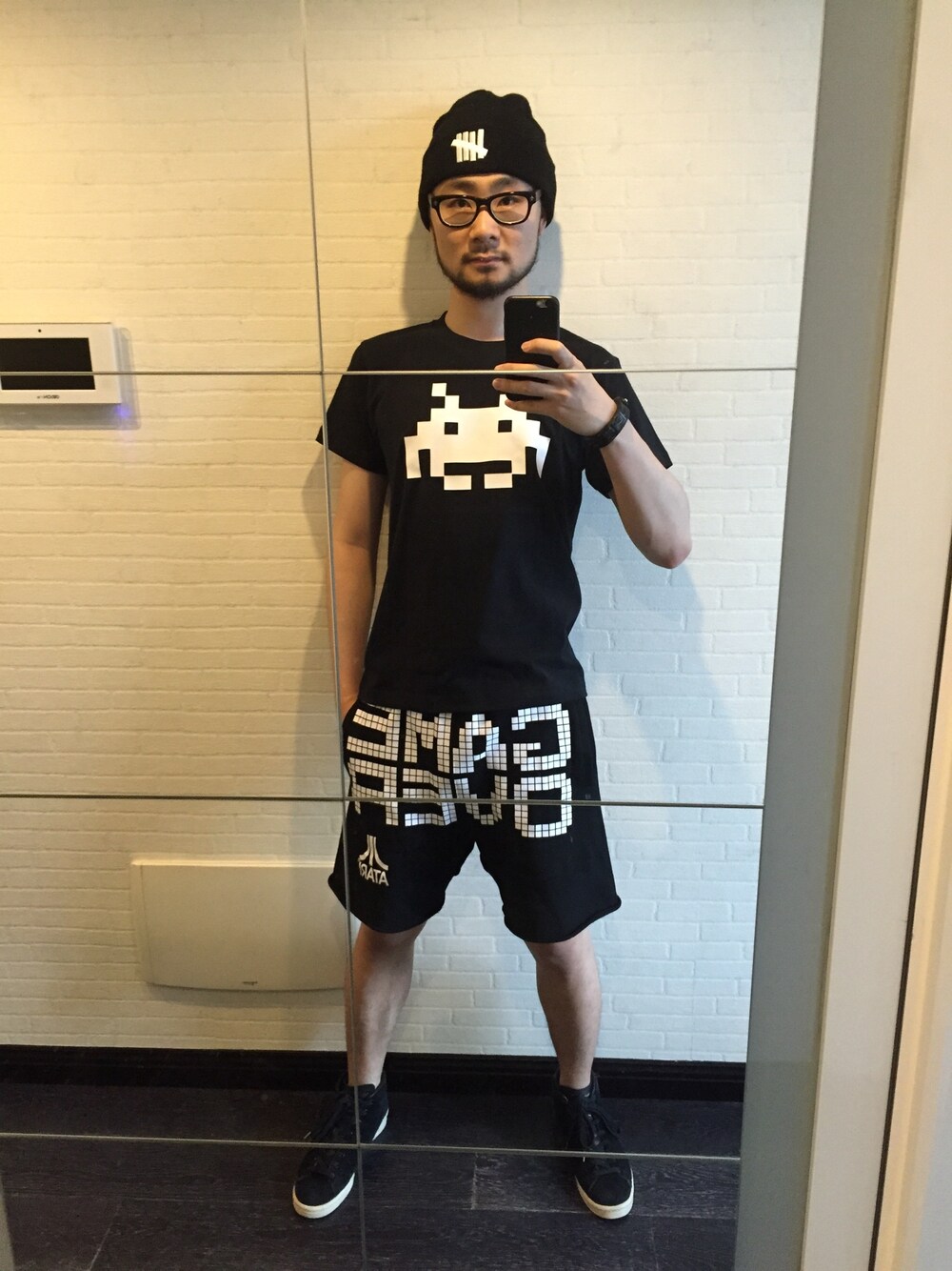 ブラック系のTシャツ/カットソー、ブラック系のカーゴパンツ、ブラック系のスニーカーを着用したメンズの夏コーディネートの1枚目の写真