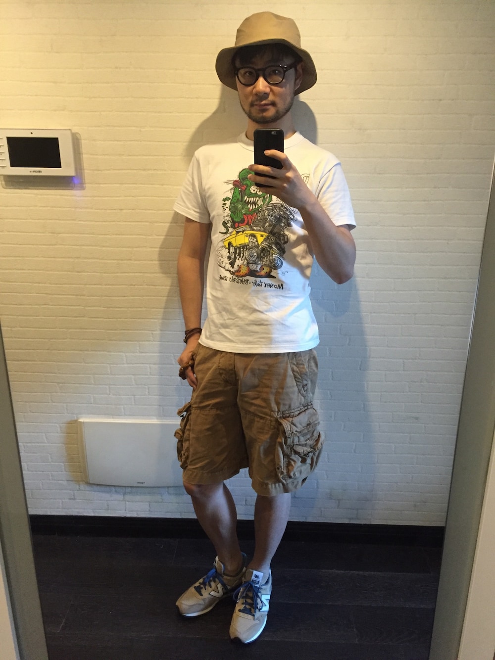 ホワイト系のTシャツ/カットソー、イエロー系のカーゴパンツ、イエロー系のスニーカーを着用したメンズの夏コーディネートの1枚目の写真