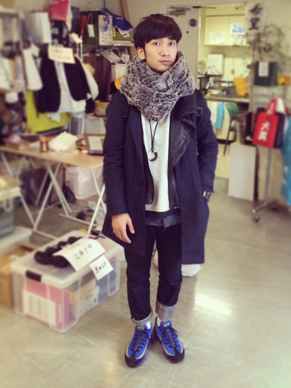 「NIKE、KRIS VAN ASSCHE、z.B.、airmax95、slack tokyo、NIKE AIR MAX、ロールアップ」｜「NIKEのairmax（スニーカー、ブルー系）」を使った、桜井 雅斗(吉本新喜劇/FM大阪DJ)さん（メンズ・175cm）の春コーディネートの1枚目の写真