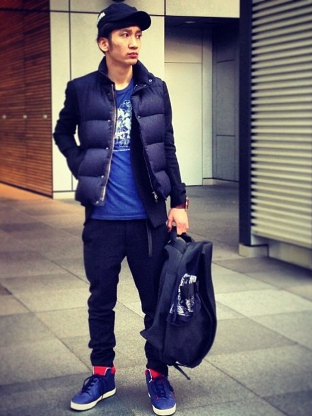 「スニーカー、セットアップ、ダウンベスト、PUMA、public image、TOMORROWLAND、osaka fashion、WEARBOOKエントリー」｜「PUBLIC IMAGEのセットアップ（セットアップ、ブラック系）」を使った、桜井 雅斗(吉本新喜劇/FM大阪DJ)さん（メンズ・175cm）の春コーディネートの1枚目の写真