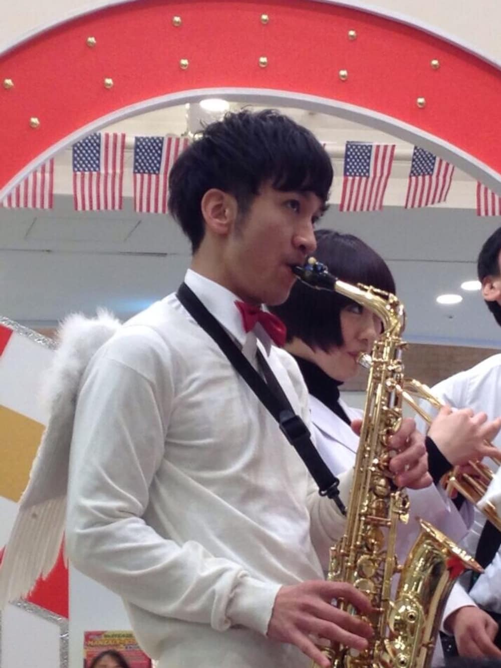「UNIQLO、蝶ネクタイ、ユニクロ」｜「衣装でお借りしてる蝶ネクタイ。（蝶ネクタイ、レッド系）」を使った、桜井 雅斗(吉本新喜劇/FM大阪DJ)さん（メンズ・175cm）の春コーディネートの1枚目の写真